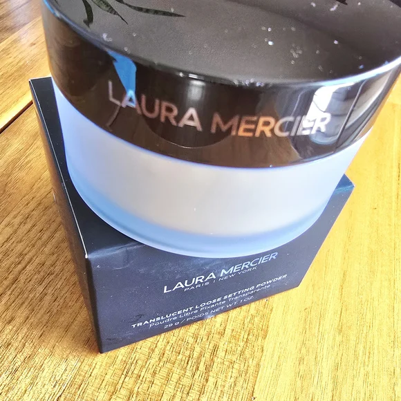 NEW! Laura Mercier Translucent Setting Powder In Translucent 29 g - Picture 4 of 8